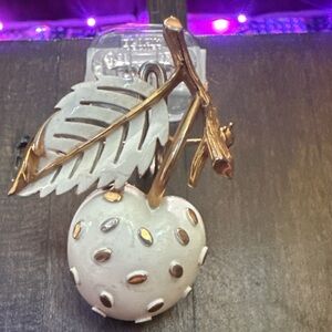 Vintage Crown Trifari White Berry Textured White Enameled Gold Tone Brooch Pin